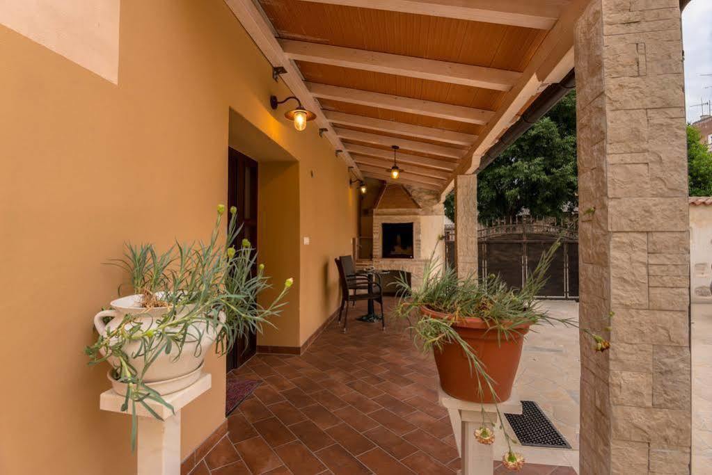 Mimoza Old Town Pula Apartments ภายนอก รูปภาพ